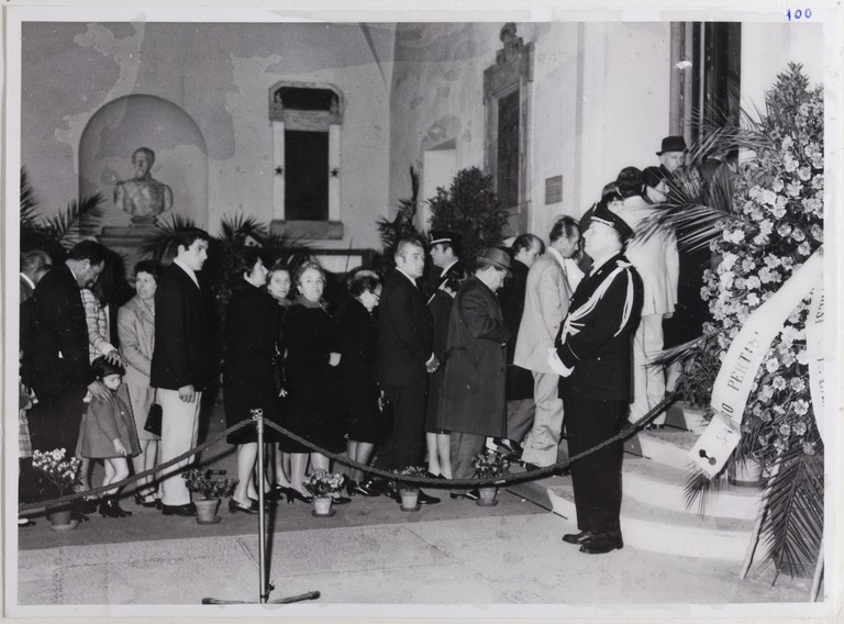 Gattatico-Reggio Emilia, 27-30 marzo 1970, Funerali di Alcide Cervi, coda di persone all'ingresso della Sala del Tricolore dove è allestita la camera ardente
